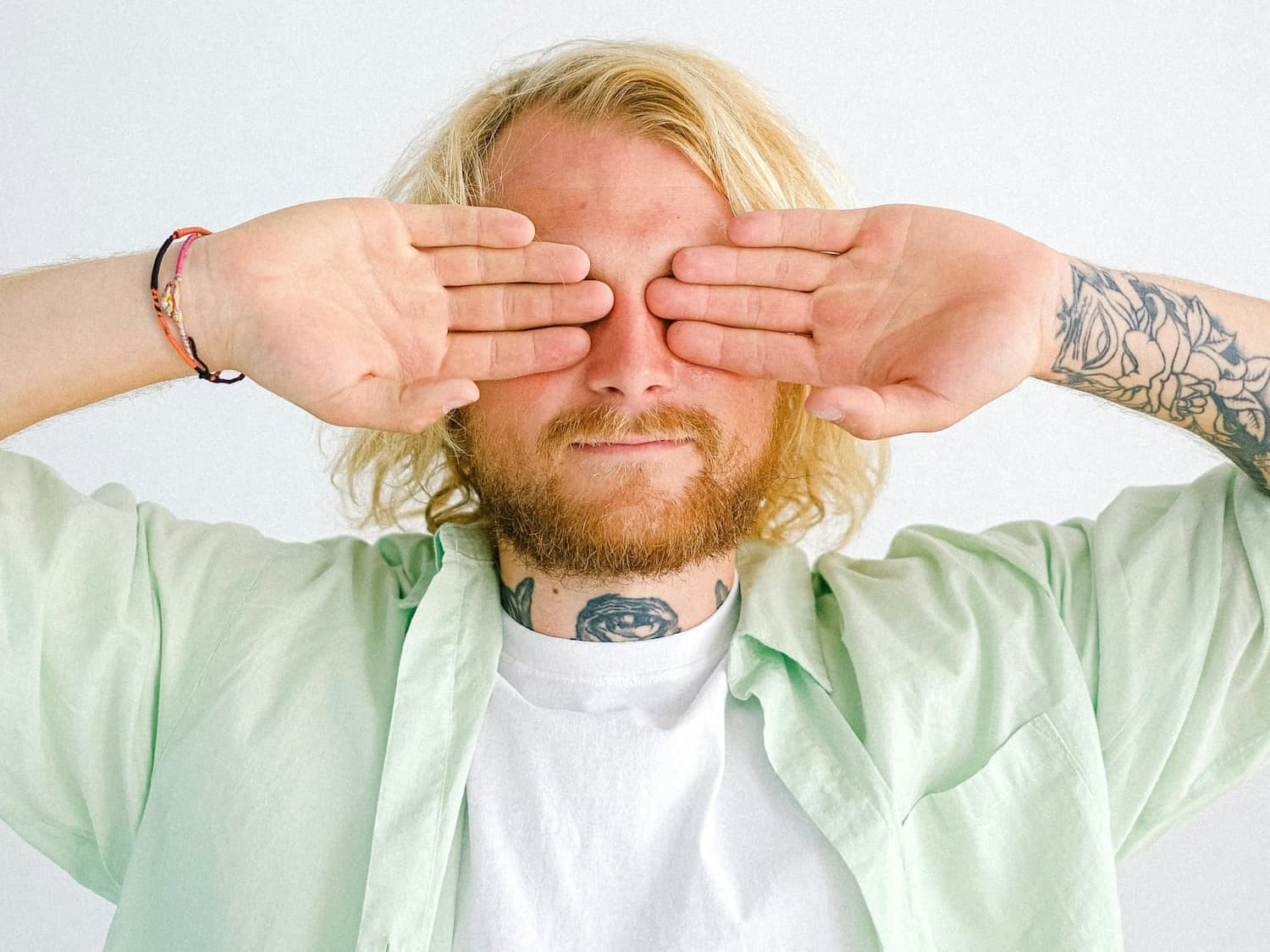 Man met handen voor zijn ogen