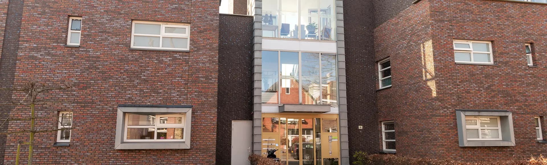 Duinwijklaan 28 A-G in Beverwijk is een woon- en dagbestedingslocatie. Hier wonen 36 oudere volwassenen in zes woongroepen.